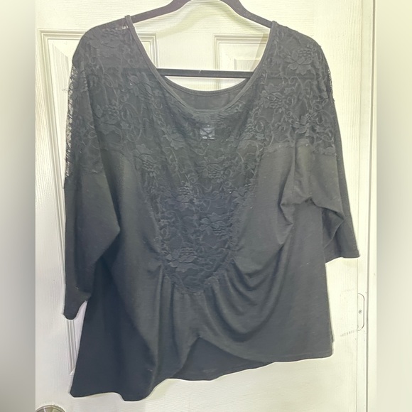 Black top with ¾ arms and cute lacy back - Picture 2 of 3